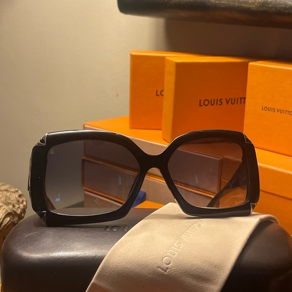 Louis Vuitton Accessories - 💯% Authentic LOUIS VUITTON
Black Speckling Acetate Frame Hortensia Sunglasses✨